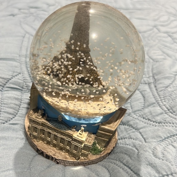 Paris Snow Globe - Picture 2 of 4
